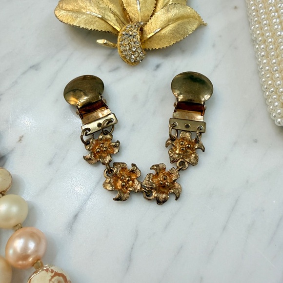 ♥️RESERVED♥️ 1950’s Rhinestone Shoe Straps, Sweater Clip, Beaded Bag, BKE Brooch - Picture 11 of 16